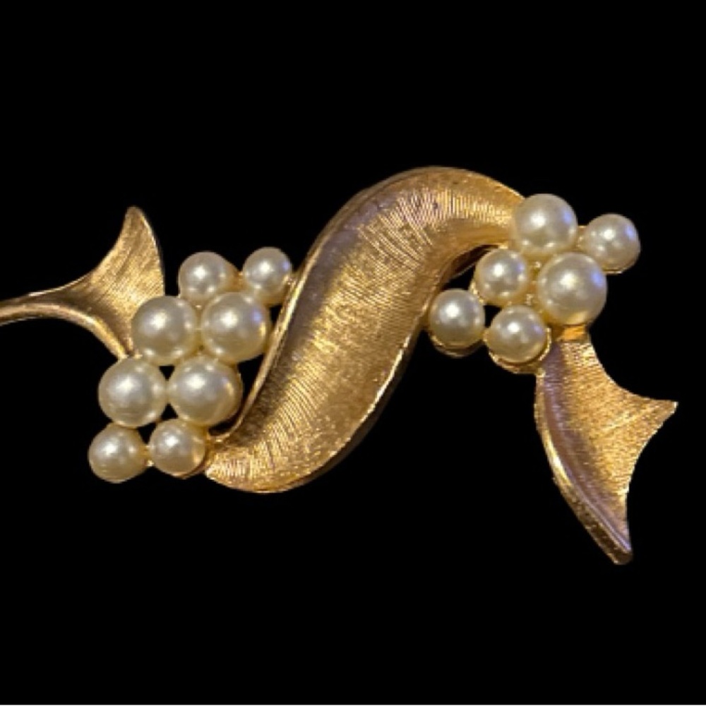 Sarah Coventry Gold Tone Ribbon & Pearl Pin Brooch